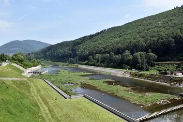 Mały Szlak Beskidzki, dzień 1, widok z Zapory Porąbka