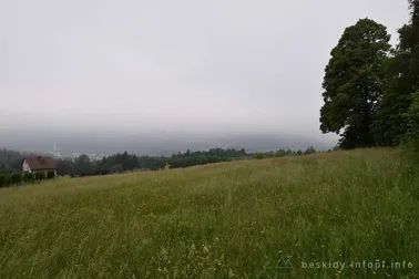 Mały Szlak Beskidzki, dzień 3, pochmurne niebo nad Zembrzycami